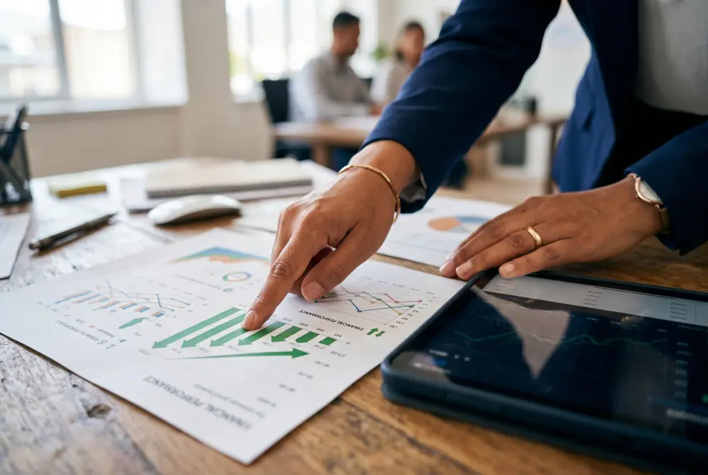 Profesional analizando gráficas de crecimiento financiero sobre un escritorio